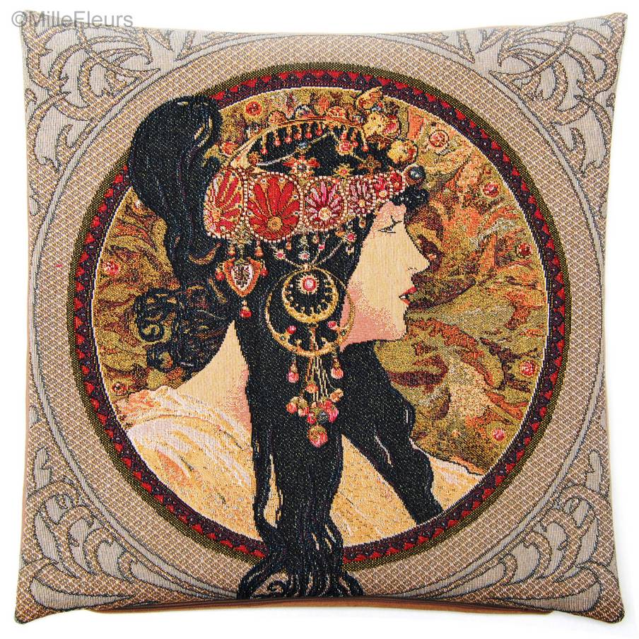 Tête Byzantine : Brunette (Mucha) Housses de coussin Alphonse Mucha - Mille Fleurs Tapestries