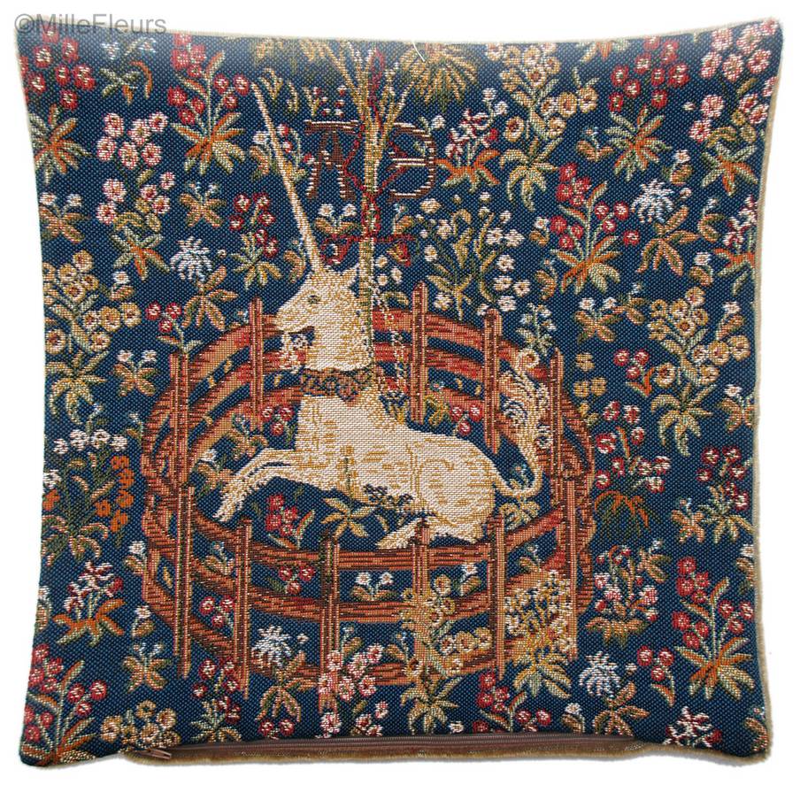 Eenhoorn in Gevangenschap Kussenslopen Serie van de Eenhoorn - Mille Fleurs Tapestries